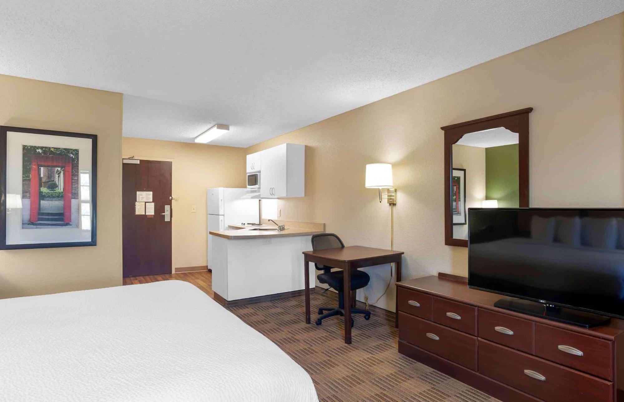 Extended Stay America Select Suites - Greensboro - Wendover Ave - Big Tree Way Exterior photo