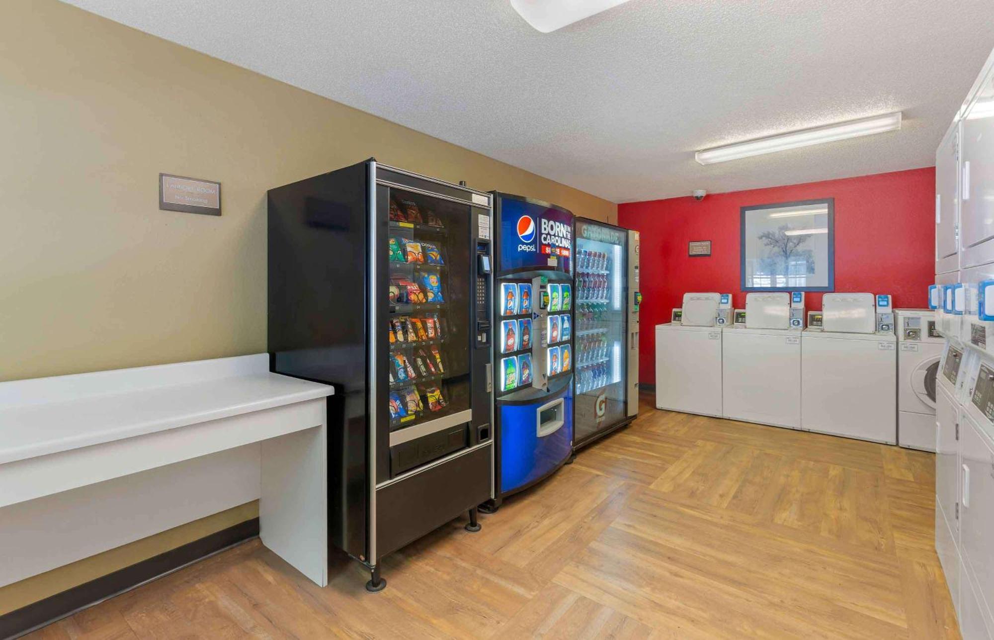 Extended Stay America Select Suites - Greensboro - Wendover Ave - Big Tree Way Exterior photo