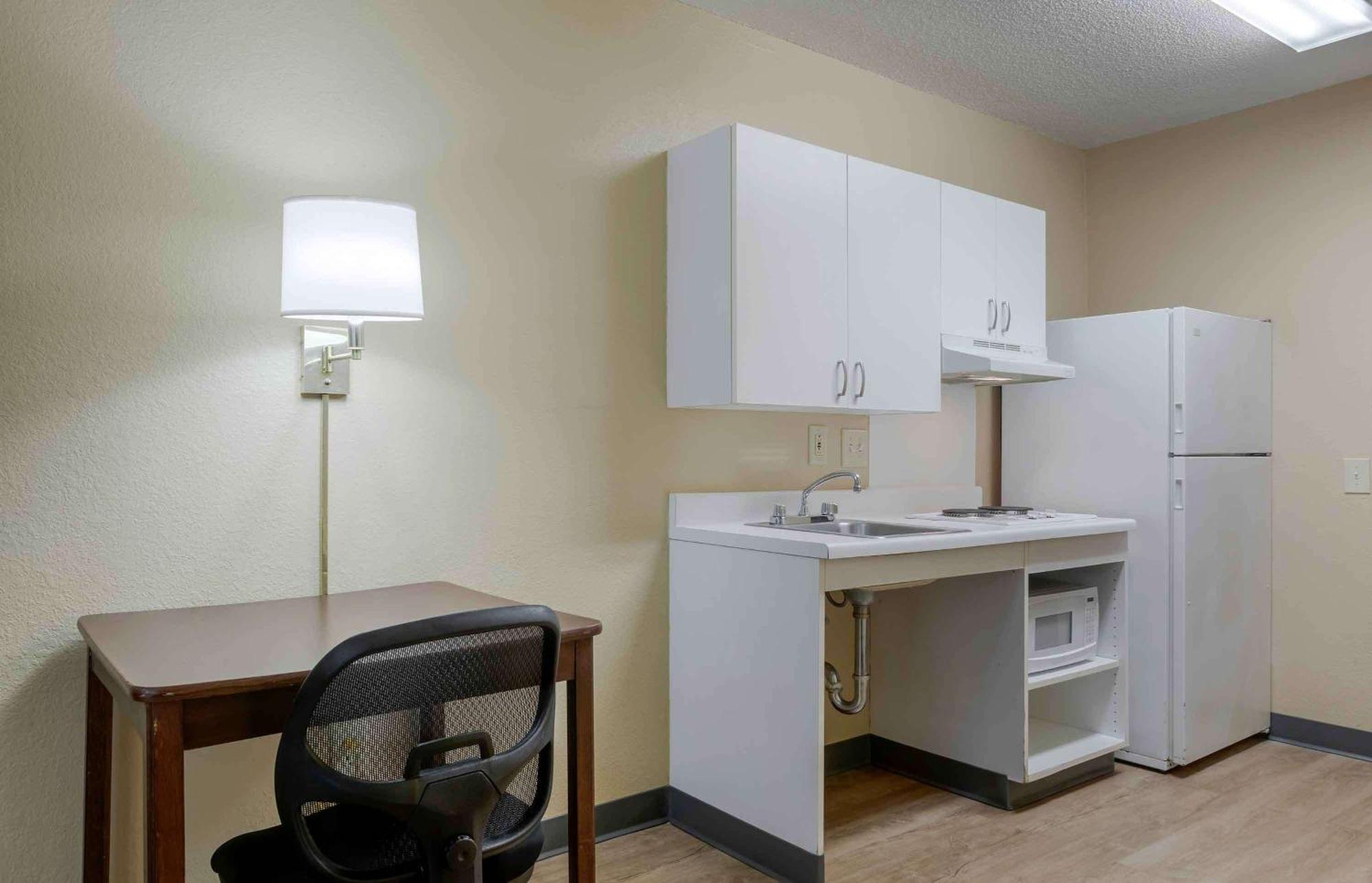 Extended Stay America Select Suites - Greensboro - Wendover Ave - Big Tree Way Exterior photo