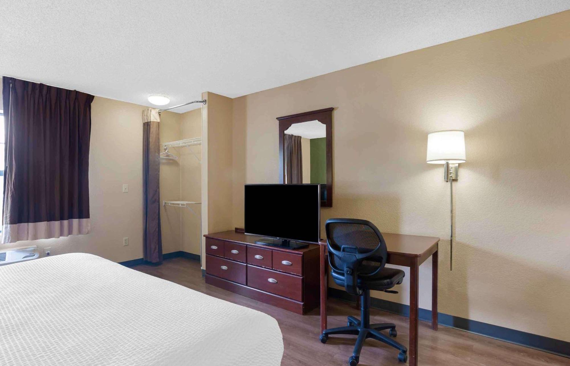 Extended Stay America Select Suites - Greensboro - Wendover Ave - Big Tree Way Exterior photo