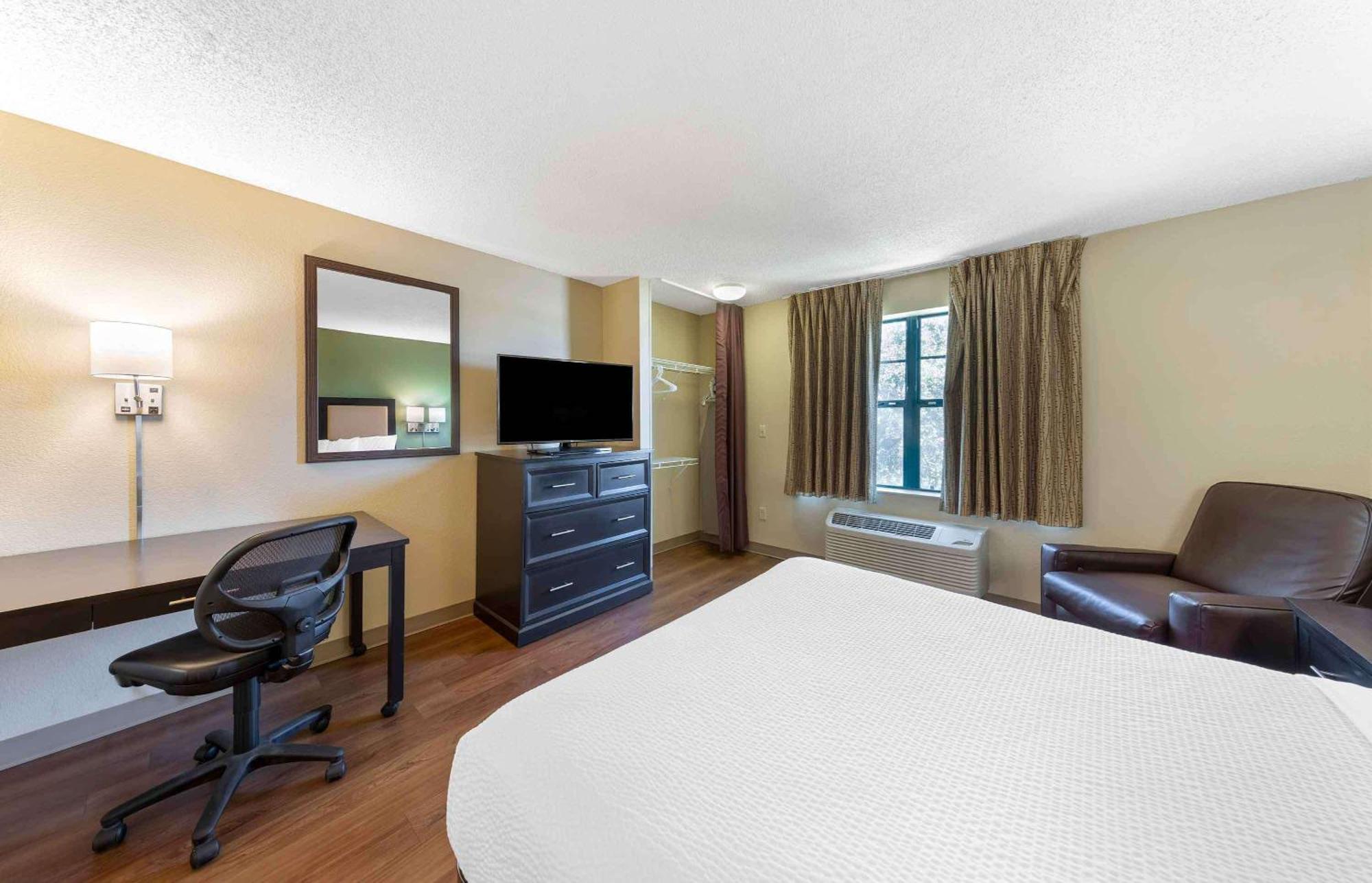Extended Stay America Select Suites - Greensboro - Wendover Ave - Big Tree Way Exterior photo