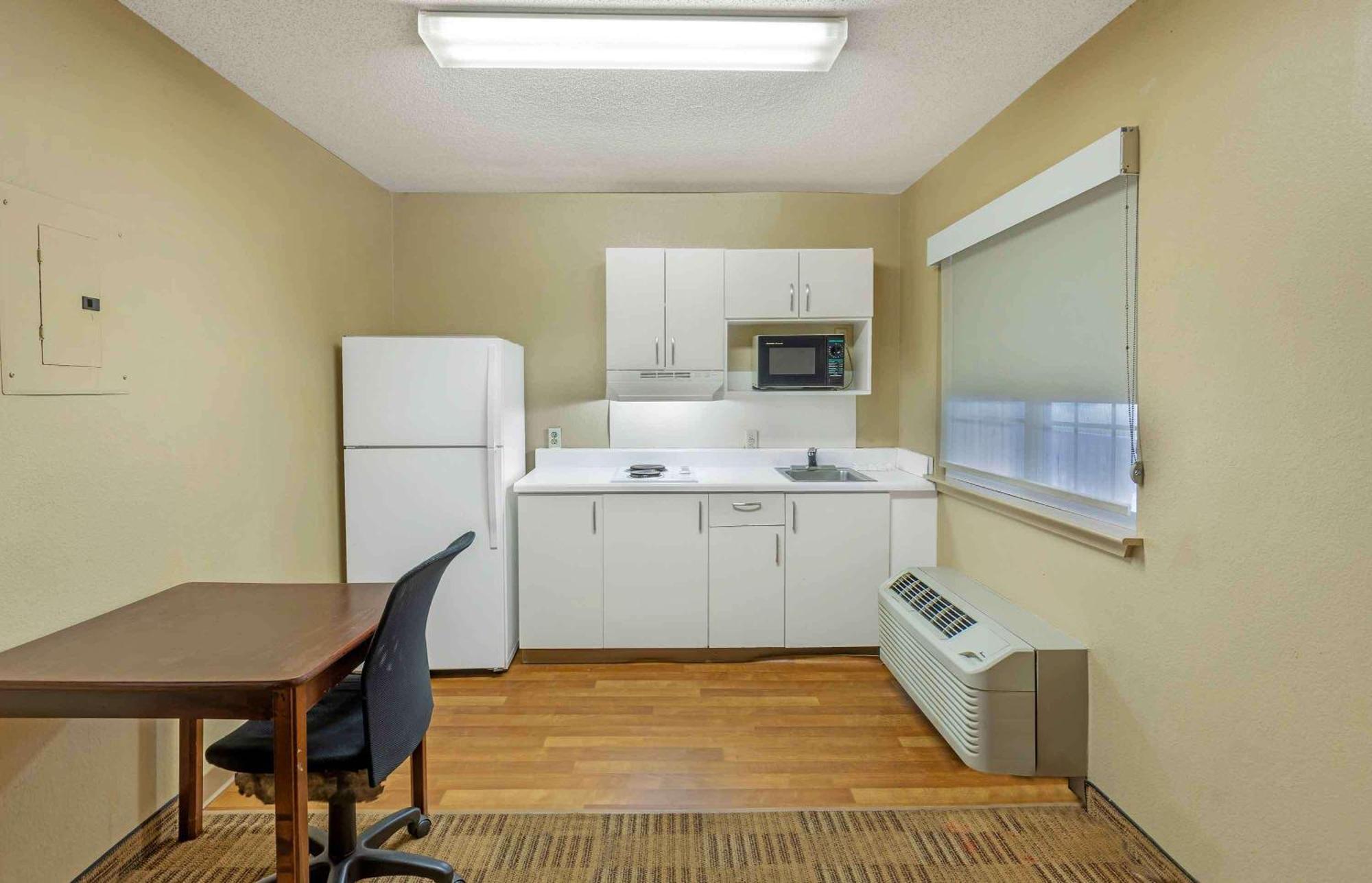 Extended Stay America Select Suites - Greensboro - Wendover Ave - Big Tree Way Exterior photo
