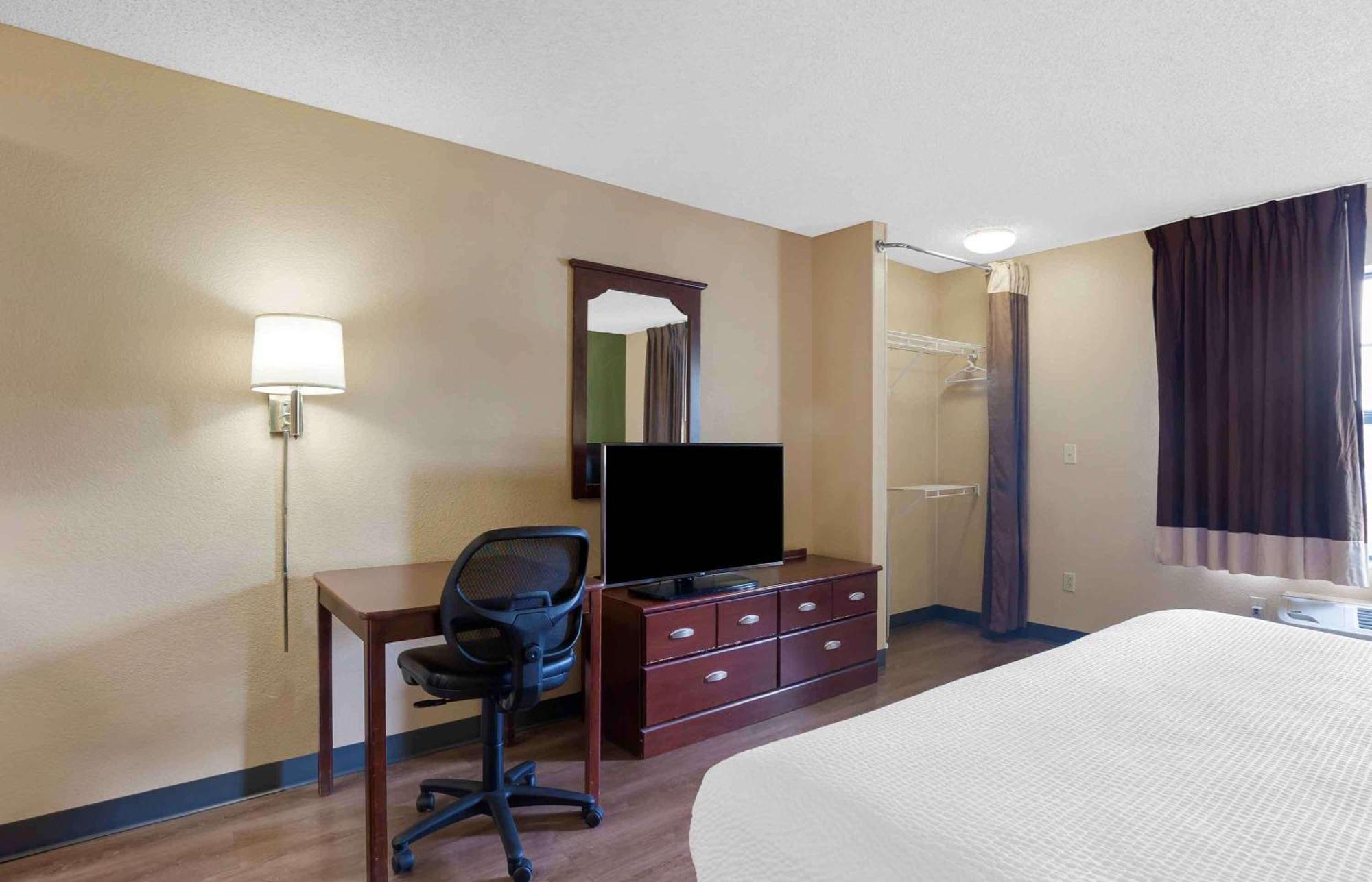 Extended Stay America Select Suites - Greensboro - Wendover Ave - Big Tree Way Exterior photo