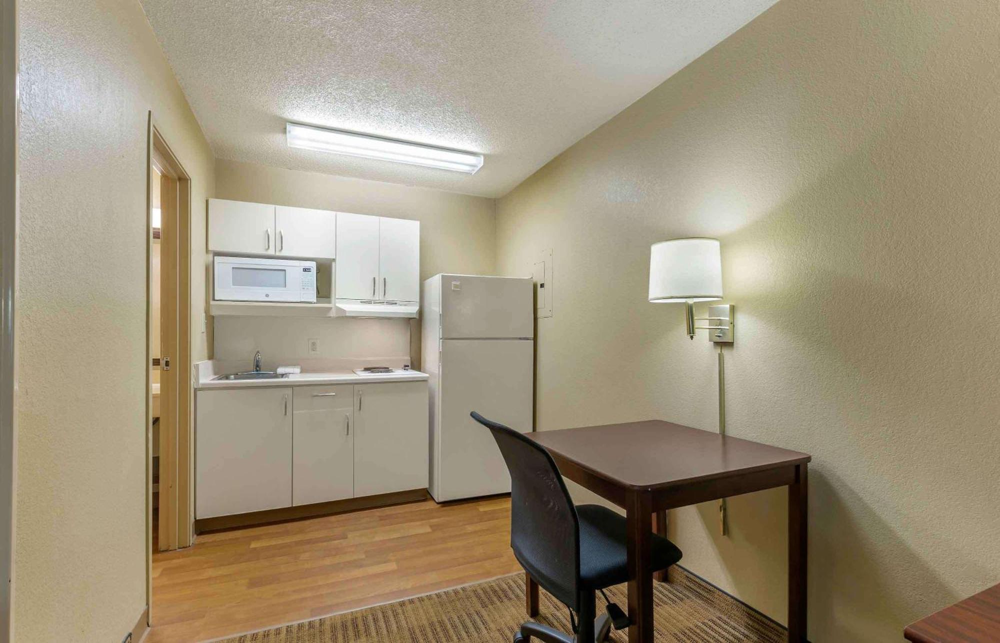 Extended Stay America Select Suites - Greensboro - Wendover Ave - Big Tree Way Exterior photo