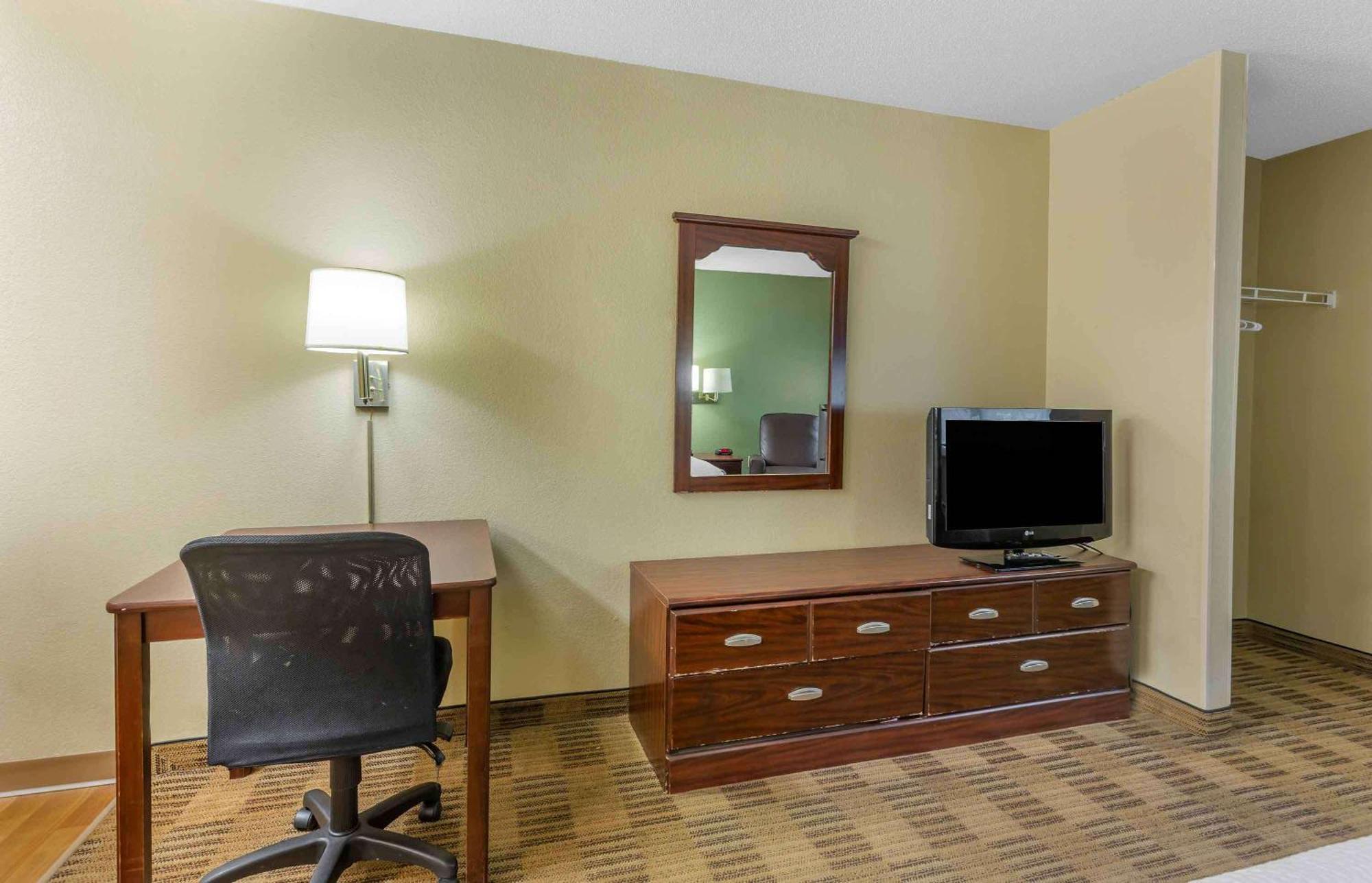Extended Stay America Select Suites - Greensboro - Wendover Ave - Big Tree Way Exterior photo