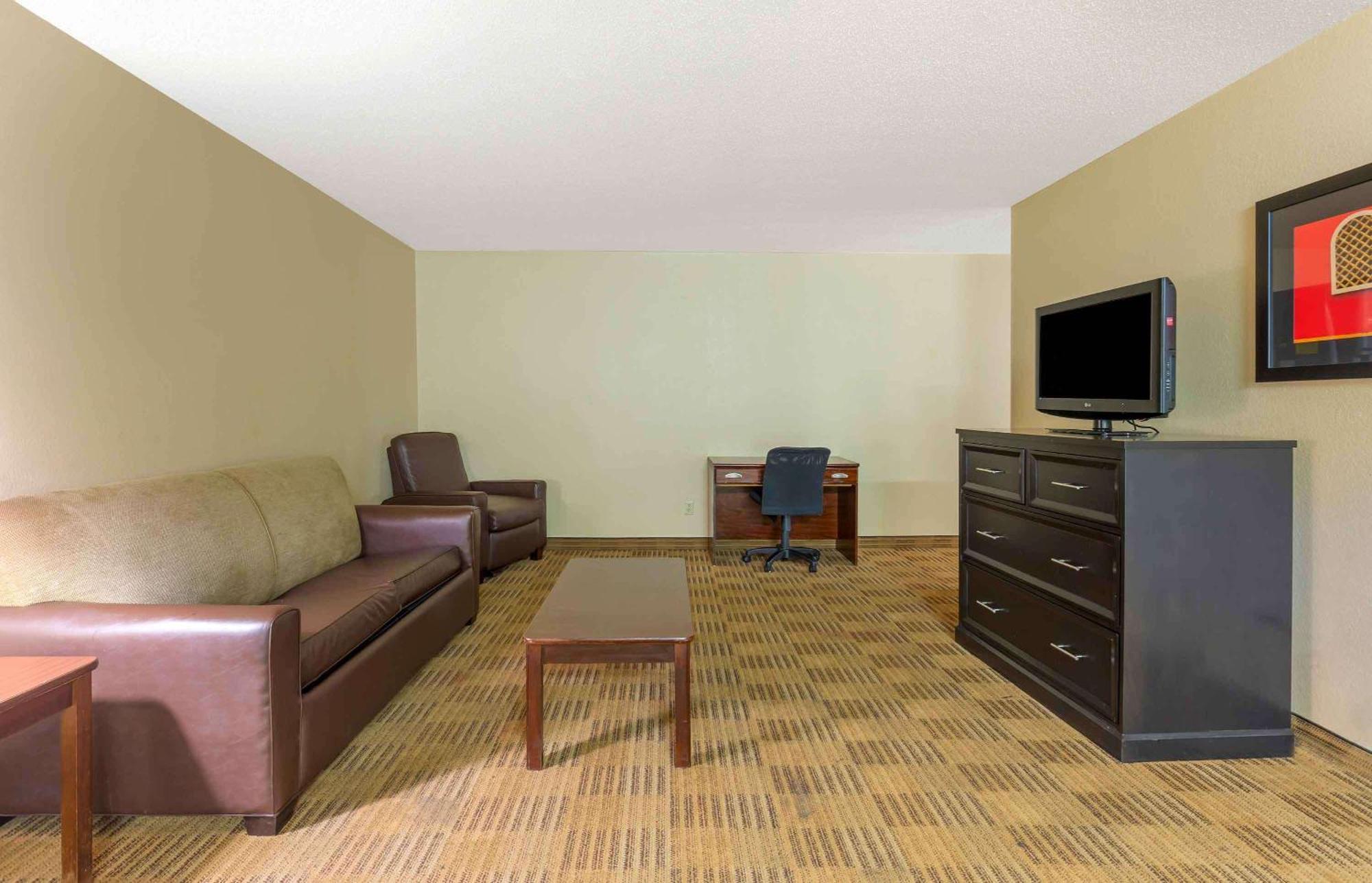 Extended Stay America Select Suites - Greensboro - Wendover Ave - Big Tree Way Exterior photo