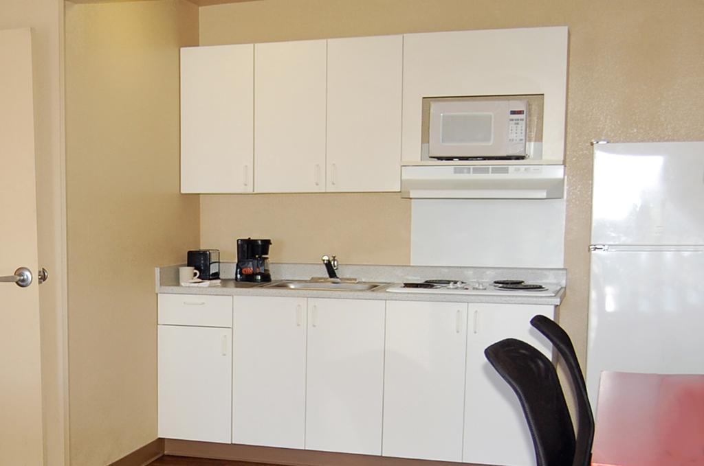 Extended Stay America Select Suites - Greensboro - Wendover Ave - Big Tree Way Exterior photo