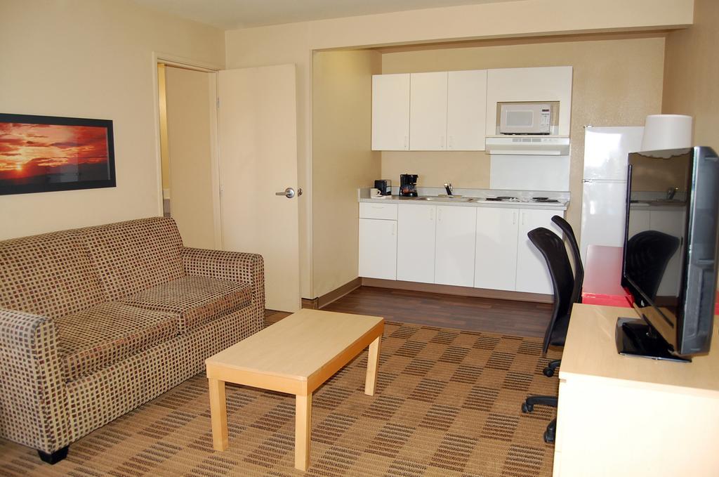 Extended Stay America Select Suites - Greensboro - Wendover Ave - Big Tree Way Exterior photo