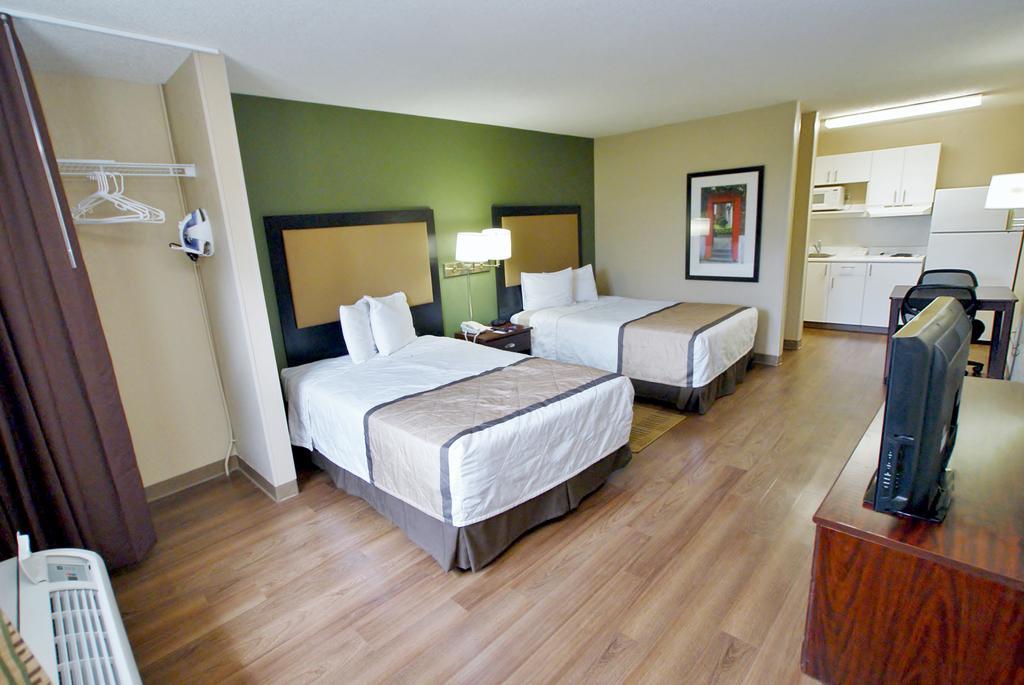 Extended Stay America Select Suites - Greensboro - Wendover Ave - Big Tree Way Exterior photo