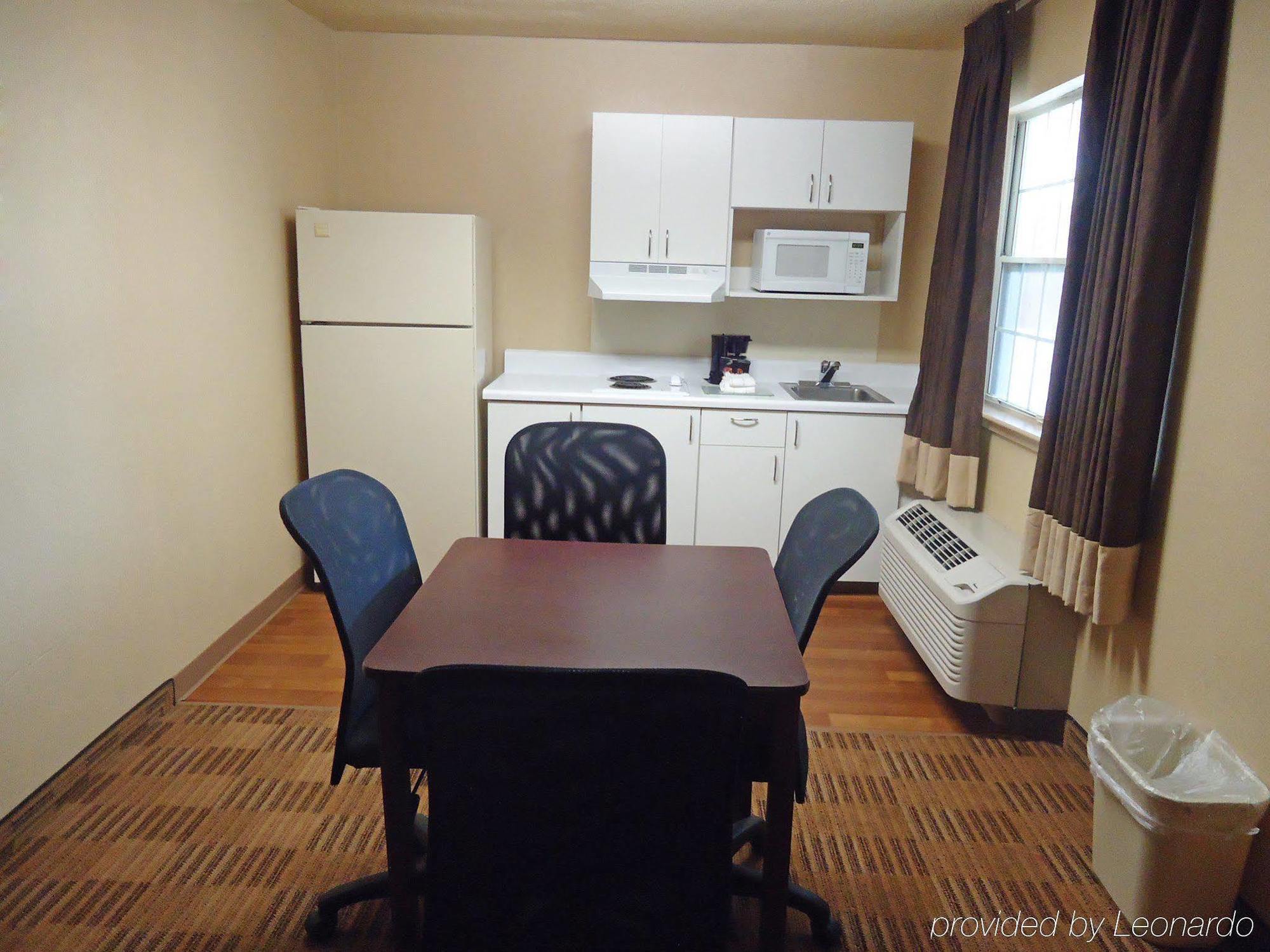 Extended Stay America Select Suites - Greensboro - Wendover Ave - Big Tree Way Exterior photo